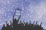 人群剪影高舉 Happy 2020 牌子慶祝