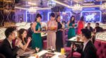 霓虹燈包廂內的禮服女性與客人