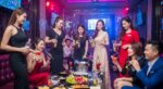 彩色燈光包廂內舉杯的女性與客人