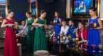 KTV包廂內身穿各色禮服的女性端著飲料