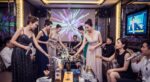 包廂內手持麥克風的禮服女性與客人