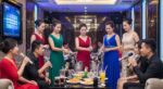 KTV包廂內身穿禮服的女性與手持麥克風的客人