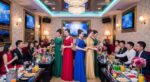 KTV包廂內一排身穿各色禮服的女性與客人