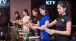 KTV包廂內身穿制服的女性在桌邊倒飲料