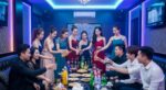 藍色燈光包廂內一排禮服女性與客人舉杯