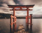 湖面上的紅色鳥居與石板步道