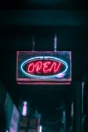 夜色中亮起的 OPEN 霓虹燈招牌