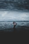 陰天海面上伸出水面的一隻手