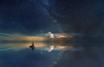 星空下海面上的帆船倒影