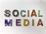 彩色字母拼成的 SOCIAL MEDIA