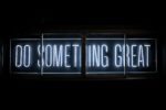 寫著 DO SOMETHING GREAT 的霓虹燈招牌
